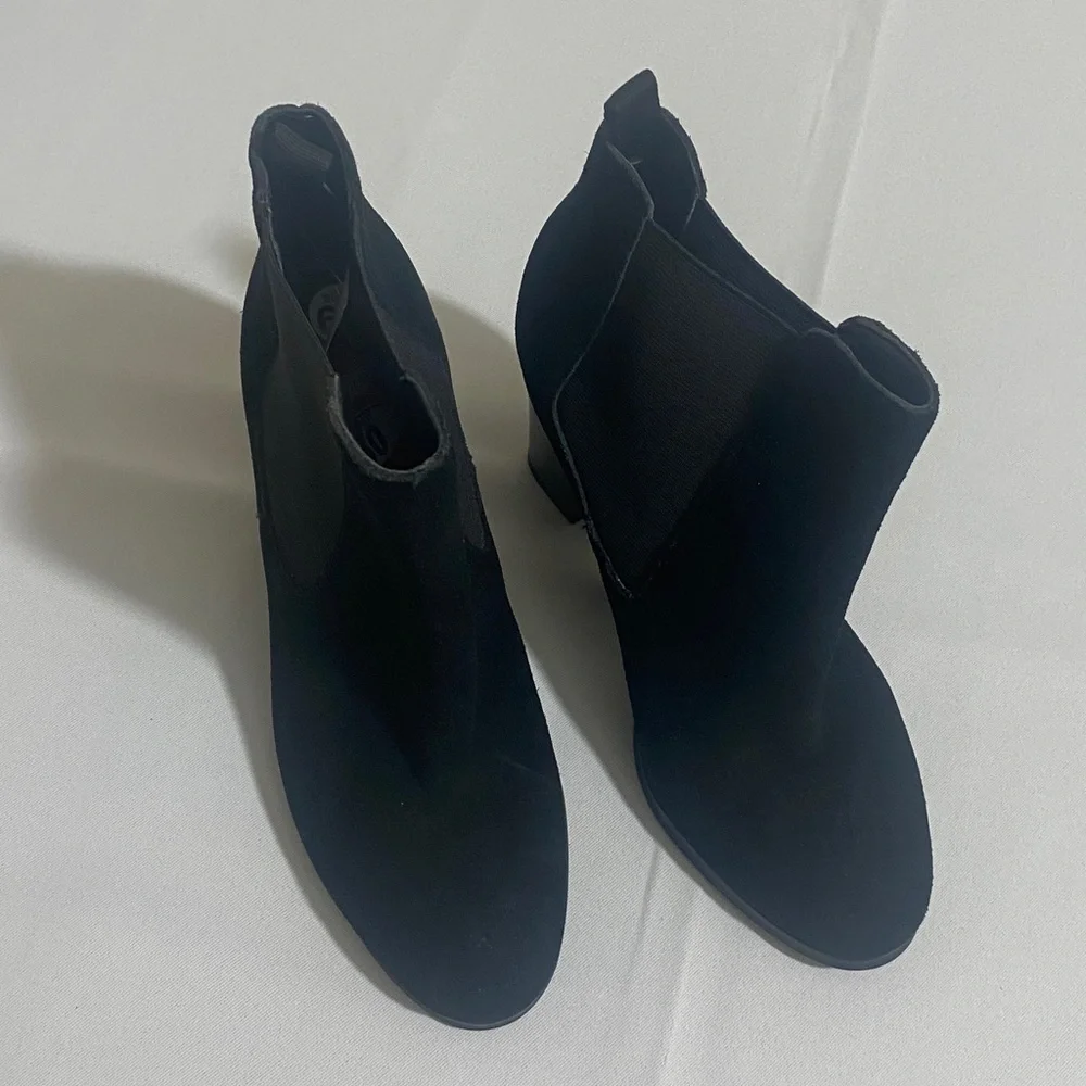 NWOB MICHAEL KORS Black Suede Pull-on Ankle Boots w MK Logo Women's Size 6M